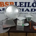 LOTE 327 - 02 LUMINÁRIAS, 03 BANDEJAS INOX, 02 COLHERES DE PAU E 01 CARREGADOR VEICULAR PARA CELULAR. (NO ESTADO) ATENÇÃO! FAZER A VISITAÇÃO ANTES DE ARREMATAR, NÃO SABEMOS SE FUNCIONA. LEILÃO NÃO TEM GARANTIA E NEM DEVOLUÇÃO, SUJEITO A POSSÍVEIS AVARIAS VISÍVEIS/OCULTAS E/OU AUSÊNCIA DE COMPONENTES.