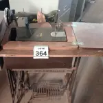 LOTE 364 - 01 MÁQUINA DE COSTURA MARCA VIGORELLI. (NO ESTADO) ATENÇÃO! FAZER A VISITAÇÃO ANTES DE ARREMATAR, NÃO SABEMOS SE FUNCIONA. LEILÃO NÃO TEM GARANTIA E NEM DEVOLUÇÃO, SUJEITO A POSSÍVEIS AVARIAS VISÍVEIS/OCULTAS E/OU AUSÊNCIA DE COMPONENTES.