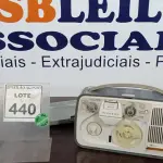 LOTE 440 - 01 GRAVADOR DE ROLO ANTIGO. (NO ESTADO) ATENÇÃO! FAZER A VISITAÇÃO ANTES DE ARREMATAR, NÃO SABEMOS SE FUNCIONA. LEILÃO NÃO TEM GARANTIA E NEM DEVOLUÇÃO, SUJEITO A POSSÍVEIS AVARIAS VISÍVEIS/OCULTAS E/OU AUSÊNCIA DE COMPONENTES.