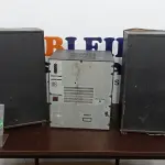 LOTE 196 - 01 APARELHO DE SOM COM 02 CAIXAS MARCA SONY. (NO ESTADO) ATENÇÃO! FAZER A VISITAÇÃO ANTES DE ARREMATAR, NÃO SABEMOS SE FUNCIONA. LEILÃO NÃO TEM GARANTIA E NEM DEVOLUÇÃO, SUJEITO A POSSÍVEIS AVARIAS VISÍVEIS/OCULTAS E/OU AUSÊNCIA DE COMPONENTES.