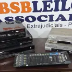LOTE 282 - 05 APARELHOS DE VÍDEO CASSETE E 01 CONTROLADOR DE ILUMINAÇÃO MODELO DMX 512. (NO ESTADO) ATENÇÃO! FAZER A VISITAÇÃO ANTES DE ARREMATAR, NÃO SABEMOS SE FUNCIONA. LEILÃO NÃO TEM GARANTIA E NEM DEVOLUÇÃO, SUJEITO A POSSÍVEIS AVARIAS VISÍVEIS/OCULTAS E/OU AUSÊNCIA DE COMPONENTES.