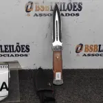 LOTE 010 - 01 PUNHAL IMPORTADA AÇO INOXIDÁVEL CABO EM MADEIRA   FULL TANG BAINHA DE NYLON TAMANHO TOTAL 28CM PESO 288G.  (NO ESTADO) ATENÇÃO! FAZER A VISITAÇÃO ANTES DE ARREMATAR, NÃO SABEMOS SE FUNCIONA. LEILÃO NÃO TEM GARANTIA E NEM DEVOLUÇÃO, SUJEITO A POSSÍVEIS AVARIAS VISÍVEIS/OCULTAS E/OU AUSÊNCIA DE COMPONENTES.