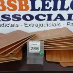 LOTE 286 - 20 PEÇAS DE MADEIRA. (NO ESTADO) ATENÇÃO! FAZER A VISITAÇÃO ANTES DE ARREMATAR, NÃO SABEMOS SE FUNCIONA. LEILÃO NÃO TEM GARANTIA E NEM DEVOLUÇÃO, SUJEITO A POSSÍVEIS AVARIAS VISÍVEIS/OCULTAS E/OU AUSÊNCIA DE COMPONENTES.