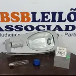 LOTE 384 - 01 LUMINÁRIA DE POSTE. (NO ESTADO) ATENÇÃO! FAZER A VISITAÇÃO ANTES DE ARREMATAR, NÃO SABEMOS SE FUNCIONA. LEILÃO NÃO TEM GARANTIA E NEM DEVOLUÇÃO, SUJEITO A POSSÍVEIS AVARIAS VISÍVEIS/OCULTAS E/OU AUSÊNCIA DE COMPONENTES.