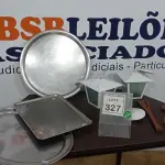 LOTE 327 - 02 LUMINÁRIAS, 03 BANDEJAS INOX, 02 COLHERES DE PAU E 01 CARREGADOR VEICULAR PARA CELULAR. (NO ESTADO) ATENÇÃO! FAZER A VISITAÇÃO ANTES DE ARREMATAR, NÃO SABEMOS SE FUNCIONA. LEILÃO NÃO TEM GARANTIA E NEM DEVOLUÇÃO, SUJEITO A POSSÍVEIS AVARIAS VISÍVEIS/OCULTAS E/OU AUSÊNCIA DE COMPONENTES.