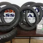 LOTE 323 - 07 PNEUS DE MOTO TAMANHOS DIVRSOS. (NO ESTADO) ATENÇÃO! FAZER A VISITAÇÃO ANTES DE ARREMATAR, NÃO SABEMOS SE FUNCIONA. LEILÃO NÃO TEM GARANTIA E NEM DEVOLUÇÃO, SUJEITO A POSSÍVEIS AVARIAS VISÍVEIS/OCULTAS E/OU AUSÊNCIA DE COMPONENTES.