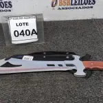 LOTE 040 - 01 FACÃO  IMPORTADA AÇO INOXIDÁVEL CABO EM MADEIRA  FULL TANG BAINHA DE NYLON TAMANHO TOTAL 50CM PESO 526G JÁ AFIADA  . (NO ESTADO) ATENÇÃO! FAZER A VISITAÇÃO ANTES DE ARREMATAR, NÃO SABEMOS SE FUNCIONA. LEILÃO NÃO TEM GARANTIA E NEM DEVOLUÇÃO, SUJEITO A POSSÍVEIS AVARIAS VISÍVEIS/OCULTAS E/OU AUSÊNCIA DE COMPONENTES.