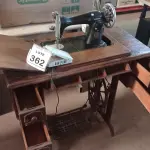 LOTE 362 - 01 MÁQUINA DE COSTURA MARCA SINGER. (NO ESTADO) ATENÇÃO! FAZER A VISITAÇÃO ANTES DE ARREMATAR, NÃO SABEMOS SE FUNCIONA. LEILÃO NÃO TEM GARANTIA E NEM DEVOLUÇÃO, SUJEITO A POSSÍVEIS AVARIAS VISÍVEIS/OCULTAS E/OU AUSÊNCIA DE COMPONENTES.