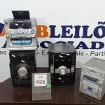 LOTE 426 - 04 APARELHOS DE SOM DE MARCAS E MODELOS DIVERSOS. (NO ESTADO) ATENÇÃO! FAZER A VISITAÇÃO ANTES DE ARREMATAR, NÃO SABEMOS SE FUNCIONA. LEILÃO NÃO TEM GARANTIA E NEM DEVOLUÇÃO, SUJEITO A POSSÍVEIS AVARIAS VISÍVEIS/OCULTAS E/OU AUSÊNCIA DE COMPONENTES.