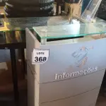 LOTE 368 - 01 BALCÃO DE ATENDIMENTO E 01 BALCÃO COM BASE DE FERRO E APOIO DE VIDRO E DIVISÓRIAS. (NO ESTADO) ATENÇÃO! FAZER A VISITAÇÃO ANTES DE ARREMATAR, NÃO SABEMOS SE FUNCIONA. LEILÃO NÃO TEM GARANTIA E NEM DEVOLUÇÃO, SUJEITO A POSSÍVEIS AVARIAS VISÍVEIS/OCULTAS E/OU AUSÊNCIA DE COMPONENTES.