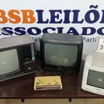 LOTE 318 - 02 TV’S DE TUBO MARAS SHARP E CCE, 01 MINI TV E 01 RADIO RELÓGIO. (NO ESTADO) ATENÇÃO! FAZER A VISITAÇÃO ANTES DE ARREMATAR, NÃO SABEMOS SE FUNCIONA. LEILÃO NÃO TEM GARANTIA E NEM DEVOLUÇÃO, SUJEITO A POSSÍVEIS AVARIAS VISÍVEIS/OCULTAS E/OU AUSÊNCIA DE COMPONENTES.