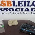 LOTE 429 - 01 MIX STÉREO ROLAND MX-5 E 01 MESA DE SOM. (NO ESTADO) ATENÇÃO! FAZER A VISITAÇÃO ANTES DE ARREMATAR, NÃO SABEMOS SE FUNCIONA. LEILÃO NÃO TEM GARANTIA E NEM DEVOLUÇÃO, SUJEITO A POSSÍVEIS AVARIAS VISÍVEIS/OCULTAS E/OU AUSÊNCIA DE COMPONENTES.