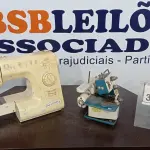 LOTE 312 - 01 MÁQUINA DE COSTURA MARCA SINGER. (NO ESTADO) ATENÇÃO! FAZER A VISITAÇÃO ANTES DE ARREMATAR, NÃO SABEMOS SE FUNCIONA. LEILÃO NÃO TEM GARANTIA E NEM DEVOLUÇÃO, SUJEITO A POSSÍVEIS AVARIAS VISÍVEIS/OCULTAS E/OU AUSÊNCIA DE COMPONENTES.