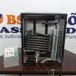 LOTE 176 - 01 ADEGA 40L 220V. (NO ESTADO) ATENÇÃO! FAZER A VISITAÇÃO ANTES DE ARREMATAR, NÃO SABEMOS SE FUNCIONA. LEILÃO NÃO TEM GARANTIA E NEM DEVOLUÇÃO, SUJEITO A POSSÍVEIS AVARIAS VISÍVEIS/OCULTAS E/OU AUSÊNCIA DE COMPONENTES.