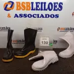 LOTE 130 - 02 PARES DE BOTAS DE BORRACHA TAMANHO 36 E 39 NAS CORES BRANCO E PRETA. (NO ESTADO) ATENÇÃO! FAZER A VISITAÇÃO ANTES DE ARREMATAR, NÃO SABEMOS SE FUNCIONA, LEILÃO NÃO TEM GARANTIA E NEM DEVOLUÇÃO, SUJEITO A POSSÍVEIS AVARIAS VISÍVEIS/OCULTAS E/OU AUSÊNCIA DE COMPONENTES.
