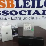 LOTE 326 - 01 CAIXA DE SOM BLUETOOTH SONY E 01 IPAD RETINA. (NO ESTADO) ATENÇÃO! FAZER A VISITAÇÃO ANTES DE ARREMATAR, NÃO SABEMOS SE FUNCIONA. LEILÃO NÃO TEM GARANTIA E NEM DEVOLUÇÃO, SUJEITO A POSSÍVEIS AVARIAS VISÍVEIS/OCULTAS E/OU AUSÊNCIA DE COMPONENTES.