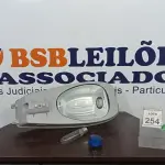 LOTE 254 - 01 LUMINÁRIA DE POSTE. (NO ESTADO) ATENÇÃO! FAZER A VISITAÇÃO ANTES DE ARREMATAR, NÃO SABEMOS SE FUNCIONA. LEILÃO NÃO TEM GARANTIA E NEM DEVOLUÇÃO, SUJEITO A POSSÍVEIS AVARIAS VISÍVEIS/OCULTAS E/OU AUSÊNCIA DE COMPONENTES.