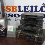 LOTE 162 - 03 APARELHOS DE VÍDEO CASSETE, 01 APARELHO DE COM 03 CAIXAS E 01 APARELHO DE SOM MODULAR. (NO ESTADO) ATENÇÃO! FAZER A VISITAÇÃO ANTES DE ARREMATAR, NÃO SABEMOS SE FUNCIONA. LEILÃO NÃO TEM GARANTIA E NEM DEVOLUÇÃO, SUJEITO A POSSÍVEIS AVARIAS VISÍVEIS/OCULTAS E/OU AUSÊNCIA DE COMPONENTES.
