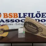 LOTE 412 - 01 VIOLÃO MARCA WALDMAN. (NO ESTADO) ATENÇÃO! FAZER A VISITAÇÃO ANTES DE ARREMATAR, NÃO SABEMOS SE FUNCIONA. LEILÃO NÃO TEM GARANTIA E NEM DEVOLUÇÃO, SUJEITO A POSSÍVEIS AVARIAS VISÍVEIS/OCULTAS E/OU AUSÊNCIA DE COMPONENTES.
