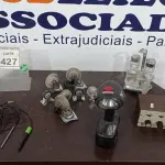 LOTE 427 - 01 LANTERNA COM CARREGADOR, 01 PHMETRO, 01 MULTI-PLAY MP-2, 07 RODINHAS COM BASE E 01 PORTA TEMPERO. (NO ESTADO) ATENÇÃO! FAZER A VISITAÇÃO ANTES DE ARREMATAR, NÃO SABEMOS SE FUNCIONA. LEILÃO NÃO TEM GARANTIA E NEM DEVOLUÇÃO, SUJEITO A POSSÍVEIS AVARIAS VISÍVEIS/OCULTAS E/OU AUSÊNCIA DE COMPONENTES.