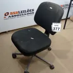 LOTE 377 - 01 CADEIRA GIRATÓRIA COM RODINHAS. (NO ESTADO) ATENÇÃO! FAZER A VISITAÇÃO ANTES DE ARREMATAR, NÃO SABEMOS SE FUNCIONA. LEILÃO NÃO TEM GARANTIA E NEM DEVOLUÇÃO, SUJEITO A POSSÍVEIS AVARIAS VISÍVEIS/OCULTAS E/OU AUSÊNCIA DE COMPONENTES.