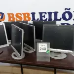 LOTE 240 - 06 MONITORES MARCA HP. (NO ESTADO) ATENÇÃO! FAZER A VISITAÇÃO ANTES DE ARREMATAR, NÃO SABEMOS SE FUNCIONA. LEILÃO NÃO TEM GARANTIA E NEM DEVOLUÇÃO, SUJEITO A POSSÍVEIS AVARIAS VISÍVEIS/OCULTAS E/OU AUSÊNCIA DE COMPONENTES.