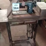 LOTE 364 - 01 MÁQUINA DE COSTURA MARCA VIGORELLI. (NO ESTADO) ATENÇÃO! FAZER A VISITAÇÃO ANTES DE ARREMATAR, NÃO SABEMOS SE FUNCIONA. LEILÃO NÃO TEM GARANTIA E NEM DEVOLUÇÃO, SUJEITO A POSSÍVEIS AVARIAS VISÍVEIS/OCULTAS E/OU AUSÊNCIA DE COMPONENTES.