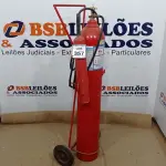LOTE 357 - 01 EXTINTOR CARRETA. (NO ESTADO) ATENÇÃO! FAZER A VISITAÇÃO ANTES DE ARREMATAR, NÃO SABEMOS SE FUNCIONA. LEILÃO NÃO TEM GARANTIA E NEM DEVOLUÇÃO, SUJEITO A POSSÍVEIS AVARIAS VISÍVEIS/OCULTAS E/OU AUSÊNCIA DE COMPONENTES.