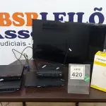 LOTE 420 - 01 TV 32’’ MARCA SAMSUNG, 01 APARELHO BLU RAY, 02 APARELHOS DE DVD, 01 CPU, 01 TECLADO, 01 ROTEADOR E 01 FONTE DE ALIMENTAÇÃO ININTERRUPTA. (NO ESTADO) ATENÇÃO! FAZER A VISITAÇÃO ANTES DE ARREMATAR, NÃO SABEMOS SE FUNCIONA. LEILÃO NÃO TEM GARANTIA E NEM DEVOLUÇÃO, SUJEITO A POSSÍVEIS AVARIAS VISÍVEIS/OCULTAS E/OU AUSÊNCIA DE COMPONENTES.