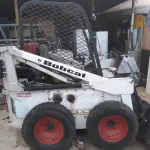 LOTE 526 - 01 BOBCAT M611 DIESEL COM PÁ BATERIA NOVA( NO ESTADO)