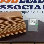 LOTE 305 - 20 PEÇAS DE MADEIRA. (NO ESTADO) ATENÇÃO! FAZER A VISITAÇÃO ANTES DE ARREMATAR, NÃO SABEMOS SE FUNCIONA. LEILÃO NÃO TEM GARANTIA E NEM DEVOLUÇÃO, SUJEITO A POSSÍVEIS AVARIAS VISÍVEIS/OCULTAS E/OU AUSÊNCIA DE COMPONENTES.