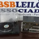 LOTE 202 - 01 VINIL E 02 TOCA-FITAS CASSETE. (NO ESTADO) ATENÇÃO! FAZER A VISITAÇÃO ANTES DE ARREMATAR, NÃO SABEMOS SE FUNCIONA. LEILÃO NÃO TEM GARANTIA E NEM DEVOLUÇÃO, SUJEITO A POSSÍVEIS AVARIAS VISÍVEIS/OCULTAS E/OU AUSÊNCIA DE COMPONENTES.
