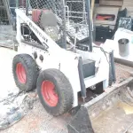 LOTE 526 - 01 BOBCAT M611 DIESEL COM PÁ BATERIA NOVA( NO ESTADO)