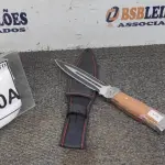 LOTE 010 - 01 PUNHAL IMPORTADA AÇO INOXIDÁVEL CABO EM MADEIRA   FULL TANG BAINHA DE NYLON TAMANHO TOTAL 28CM PESO 288G.  (NO ESTADO) ATENÇÃO! FAZER A VISITAÇÃO ANTES DE ARREMATAR, NÃO SABEMOS SE FUNCIONA. LEILÃO NÃO TEM GARANTIA E NEM DEVOLUÇÃO, SUJEITO A POSSÍVEIS AVARIAS VISÍVEIS/OCULTAS E/OU AUSÊNCIA DE COMPONENTES.