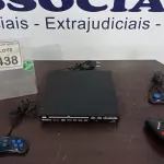 LOTE 438 - 01 APARELHO DE DVD COM KARAOKÊ, MICROFONE E JOYSTICKS MARCA TRONICS. (NO ESTADO) ATENÇÃO! FAZER A VISITAÇÃO ANTES DE ARREMATAR, NÃO SABEMOS SE FUNCIONA. LEILÃO NÃO TEM GARANTIA E NEM DEVOLUÇÃO, SUJEITO A POSSÍVEIS AVARIAS VISÍVEIS/OCULTAS E/OU AUSÊNCIA DE COMPONENTES.