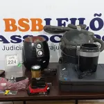 LOTE 224 - 01 IMPRESSORA MARCA HP, 01 ASPIRADOR DE PÓ, 01 MOTOR DE LIQUIDIFICADOR, 01 DETECTOR DE METAL E ELETRÔNICOS DIVERSOS. (NO ESTADO) ATENÇÃO! FAZER A VISITAÇÃO ANTES DE ARREMATAR, NÃO SABEMOS SE FUNCIONA. LEILÃO NÃO TEM GARANTIA E NEM DEVOLUÇÃO, SUJEITO A POSSÍVEIS AVARIAS VISÍVEIS/OCULTAS E/OU AUSÊNCIA DE COMPONENTES.