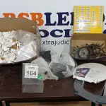 LOTE 164 - 01 LOTE COM GRANDE QUANTIDADE DE CANTONEIRAS DE PLÁSTICO, SACOLAS PLÁSTICAS E 01 ASSENTO DE VASO. (NO ESTADO) ATENÇÃO! FAZER A VISITAÇÃO ANTES DE ARREMATAR, NÃO SABEMOS SE FUNCIONA. LEILÃO NÃO TEM GARANTIA E NEM DEVOLUÇÃO, SUJEITO A POSSÍVEIS AVARIAS VISÍVEIS/OCULTAS E/OU AUSÊNCIA DE COMPONENTES.