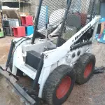 LOTE 526 - 01 BOBCAT M611 DIESEL COM PÁ BATERIA NOVA( NO ESTADO)