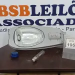 LOTE 195 - 01 LUMINÁRIA DE POSTE. (NO ESTADO) ATENÇÃO! FAZER A VISITAÇÃO ANTES DE ARREMATAR, NÃO SABEMOS SE FUNCIONA. LEILÃO NÃO TEM GARANTIA E NEM DEVOLUÇÃO, SUJEITO A POSSÍVEIS AVARIAS VISÍVEIS/OCULTAS E/OU AUSÊNCIA DE COMPONENTES.