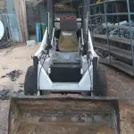 LOTE 526 - 01 BOBCAT M611 DIESEL COM PÁ BATERIA NOVA( NO ESTADO)