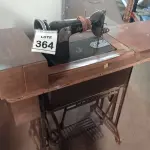 LOTE 364 - 01 MÁQUINA DE COSTURA MARCA VIGORELLI. (NO ESTADO) ATENÇÃO! FAZER A VISITAÇÃO ANTES DE ARREMATAR, NÃO SABEMOS SE FUNCIONA. LEILÃO NÃO TEM GARANTIA E NEM DEVOLUÇÃO, SUJEITO A POSSÍVEIS AVARIAS VISÍVEIS/OCULTAS E/OU AUSÊNCIA DE COMPONENTES.