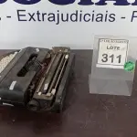 LOTE 311 - 01 MÁQUINA DE ESCREVER MARCA OLIVETTI. (NO ESTADO) ATENÇÃO! FAZER A VISITAÇÃO ANTES DE ARREMATAR, NÃO SABEMOS SE FUNCIONA. LEILÃO NÃO TEM GARANTIA E NEM DEVOLUÇÃO, SUJEITO A POSSÍVEIS AVARIAS VISÍVEIS/OCULTAS E/OU AUSÊNCIA DE COMPONENTES.