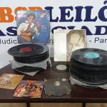 LOTE 199 - 01 LOTE COM GRANDE QUANTIDADE DE DISCOS DE VINIL. (NO ESTADO) ATENÇÃO! FAZER A VISITAÇÃO ANTES DE ARREMATAR, NÃO SABEMOS SE FUNCIONA. LEILÃO NÃO TEM GARANTIA E NEM DEVOLUÇÃO, SUJEITO A POSSÍVEIS AVARIAS VISÍVEIS/OCULTAS E/OU AUSÊNCIA DE COMPONENTES.