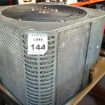 LOTE 144 - 01 CONDENSADORA MARCA KOMECO. (NO ESTADO) ATENÇÃO! FAZER A VISITAÇÃO ANTES DE ARREMATAR, NÃO SABEMOS SE FUNCIONA, LEILÃO NÃO TEM GARANTIA E NEM DEVOLUÇÃO, SUJEITO A POSSÍVEIS AVARIAS VISÍVEIS/OCULTAS E/OU AUSÊNCIA DE COMPONENTES.