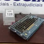 LOTE 128 - 01 MESA DE SOM. ANALÓGICA MARCA STANER MODELO 12-2S (NO ESTADO) ATENÇÃO! FAZER A VISITAÇÃO ANTES DE ARREMATAR, NÃO SABEMOS SE FUNCIONA, LEILÃO NÃO TEM GARANTIA E NEM DEVOLUÇÃO, SUJEITO A POSSÍVEIS AVARIAS VISÍVEIS/OCULTAS E/OU AUSÊNCIA DE COMPONENTES.