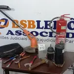 LOTE 072 - 01 MÁQUINA ROÇADEIRA, 01 EXTINTOR DE INCÊNDIO, 01 MOTOR DE AR CONDICIONADO E 01 BOLSA COM FERRAMENTAS VARIADAS. (NO ESTADO) ATENÇÃO! FAZER A VISITAÇÃO ANTES DE ARREMATAR, NÃO SABEMOS SE FUNCIONA, LEILÃO NÃO TEM GARANTIA E NEM DEVOLUÇÃO, SUJEITO A POSSÍVEIS AVARIAS VISÍVEIS/OCULTAS E/OU AUSÊNCIA DE COMPONENTES.