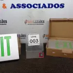 LOTE 003 - 02 PLACAS LUMINOSAS EXIT. (NO ESTADO) ATENÇÃO! FAZER A VISITAÇÃO ANTES DE ARREMATAR, NÃO SABEMOS SE FUNCIONA, LEILÃO NÃO TEM GARANTIA E NEM DEVOLUÇÃO, SUJEITO A POSSÍVEIS AVARIAS VISÍVEIS/OCULTAS E/OU AUSÊNCIA DE COMPONENTES.