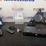 LOTE 196 - 02 APARELHOS DE TELEFONE IP, 01 BLUE RAY E 01APARELHO DE ÁUDIO CONFERENCIA POLYCOM. (NO ESTADO) ATENÇÃO! FAZER A VISITAÇÃO ANTES DE ARREMATAR, NÃO SABEMOS SE FUNCIONA, LEILÃO NÃO TEM GARANTIA E NEM DEVOLUÇÃO, SUJEITO A POSSÍVEIS AVARIAS VISÍVEIS/OCULTAS E/OU AUSÊNCIA DE COMPONENTES.