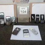 LOTE 154 - 01 LOTE COM VÁRIOS CELULARES MARCAS E MODELOS DIVERSOS. (NO ESTADO) ATENÇÃO! FAZER A VISITAÇÃO ANTES DE ARREMATAR, NÃO SABEMOS SE FUNCIONA, LEILÃO NÃO TEM GARANTIA E NEM DEVOLUÇÃO, SUJEITO A POSSÍVEIS AVARIAS VISÍVEIS/OCULTAS E/OU AUSÊNCIA DE COMPONENTES.