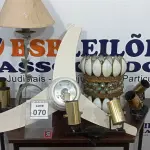 LOTE 070 - 01 LUSTRE, 01 VENTILADOR DE TETO, 03 LUMINÁRIAS E 01 ABAJUR. (NO ESTADO) ATENÇÃO! FAZER A VISITAÇÃO ANTES DE ARREMATAR, NÃO SABEMOS SE FUNCIONA, LEILÃO NÃO TEM GARANTIA E NEM DEVOLUÇÃO, SUJEITO A POSSÍVEIS AVARIAS VISÍVEIS/OCULTAS E/OU AUSÊNCIA DE COMPONENTES.